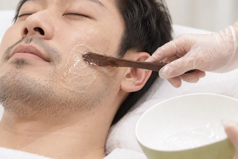 男性の頬にクールジェルを塗布するイメージ