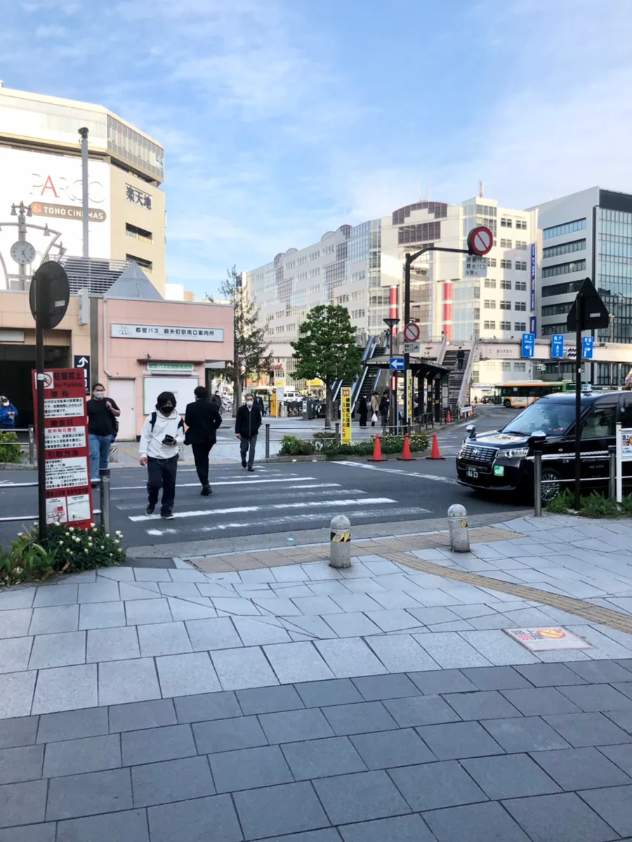 左手の半蔵門線1番出口や都営バス南口案内所側に横断歩道を渡り直進します