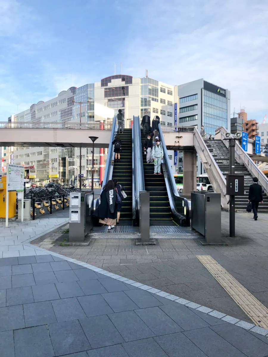 歩道橋のエスカレーターを登ります