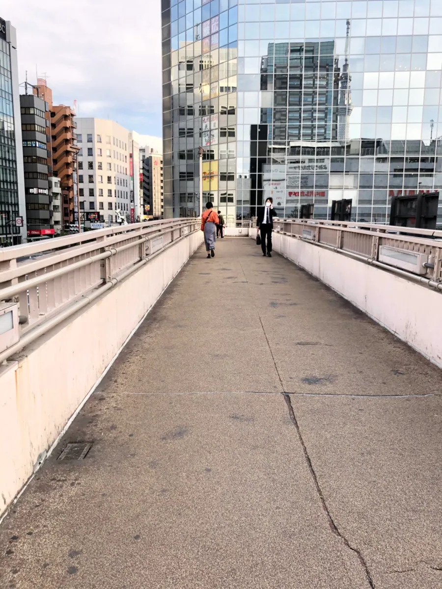 歩道橋を上がったら右に直進