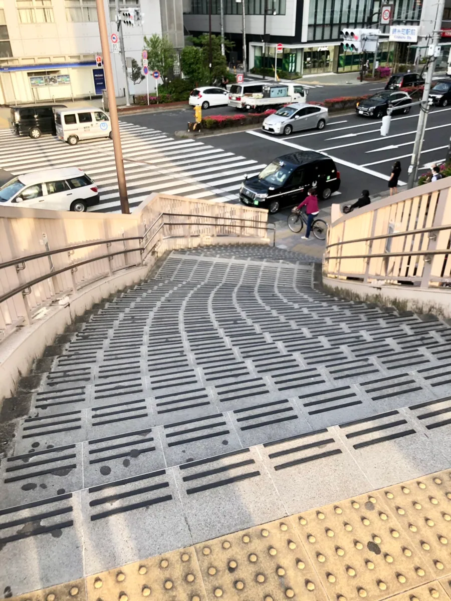 左側の階段を降ります