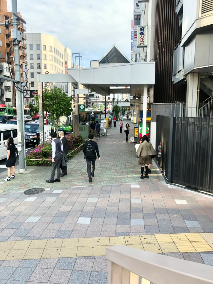 階段を降りたら直進して四ツ目通り沿いを道なりに歩きます