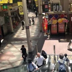 エスカレーターを下り直進します。