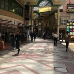 セブンイレブンとMODIの前を通過します。