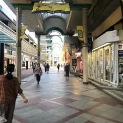 二番街のメイン通りに出たら右に曲がり直進します。