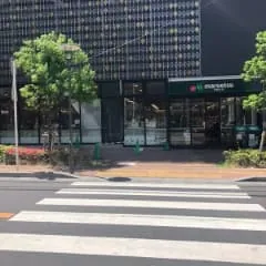 突き当りの横断歩道をマルエツ側にわたります。