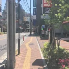 左に直進するとコインパーキングの先に柏センタービルが見えます。