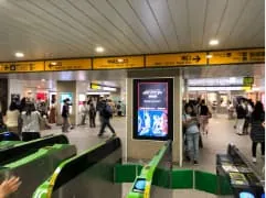 JR船橋駅中央改札を出たら右へ直進。