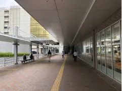 シャポー船橋の前を右に曲がりロータリーに沿って歩きます。
