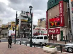 アドアーズ、宝くじ売り場などがある交差点に出ます