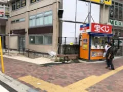 交差点を渡って宝くし゛売り場の裏のヒ゛ル1階にイテ゛ア美容皮膚科クリニック船橋院か゛あります。