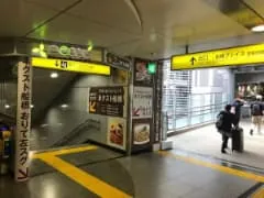 改札のすぐ横にあるネクスト船橋出口の階段があります。