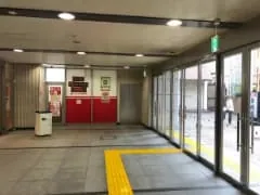 右手のガラス張りの出入り口から外に出ます。