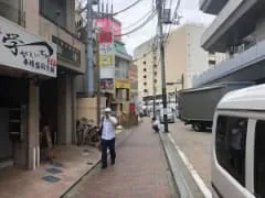 出口から直進して焼肉店などの前を通過します。