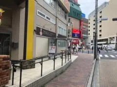 交差点手前のビル１階にイデア美容皮膚科クリニック船橋院があります。